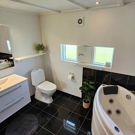 Cozy And Modern With Equipment Nedre Lysabild