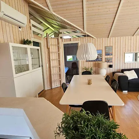 Cozy And Modern With Equipment Nedre Lysabild
