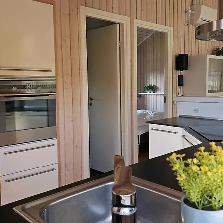 Cozy And Modern With Equipment بيت للعطل
