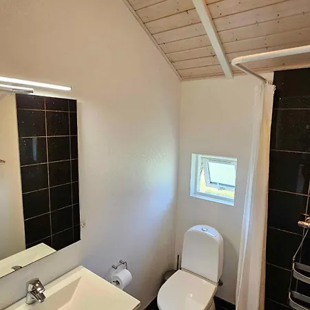 Cozy And Modern With Equipment بيت للعطل *