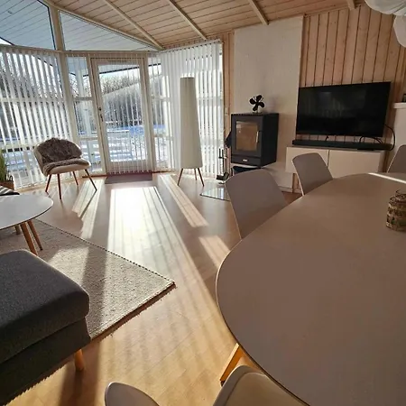 Cozy And Modern With Equipment بيت للعطل