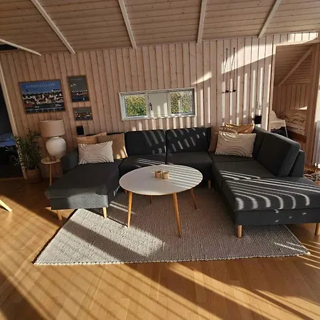 Cozy And Modern With Equipment بيت للعطل