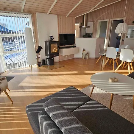 Cozy And Modern With Equipment بيت للعطل *