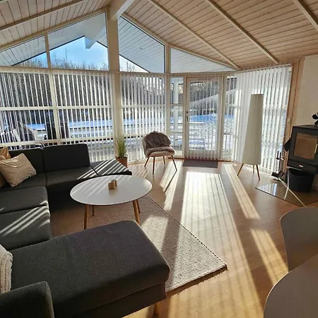 Cozy And Modern With Equipment بيت للعطل *