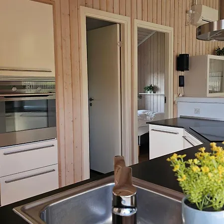 Cozy And Modern With Equipment بيت للعطل