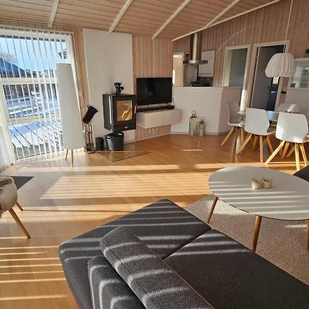 Cozy And Modern With Equipment بيت للعطل *