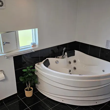 Cozy And Modern With Equipment بيت للعطل