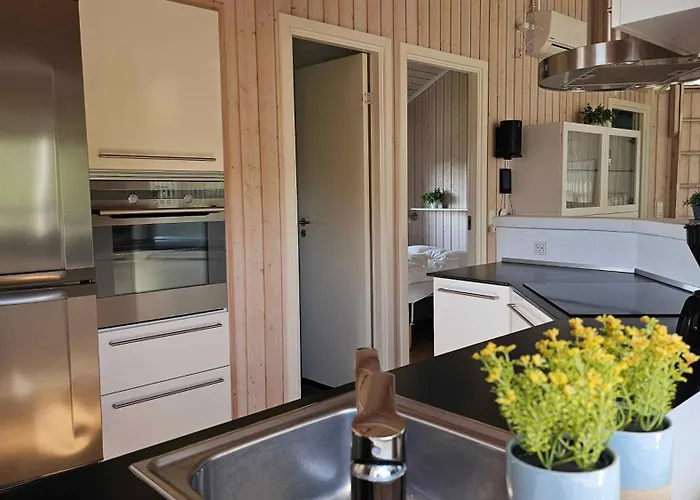 Cozy And Modern With Equipment بيت للعطل