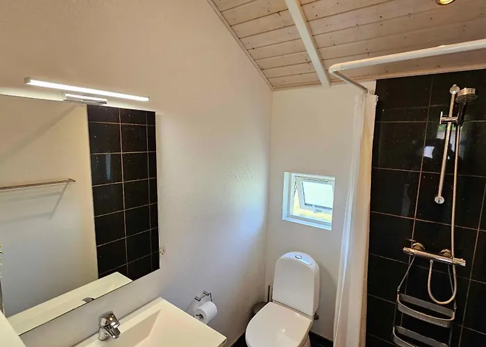 Cozy And Modern With Equipment بيت للعطل *