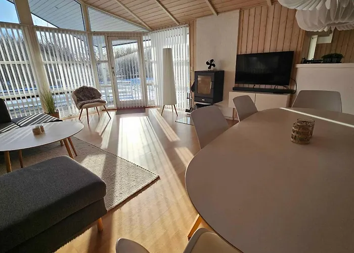 Cozy And Modern With Equipment بيت للعطل