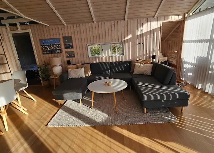 Cozy And Modern With Equipment بيت للعطل