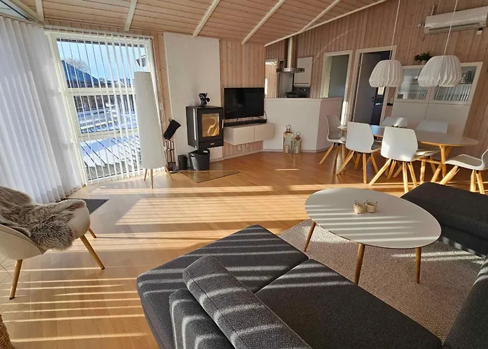 Cozy And Modern With Equipment بيت للعطل *