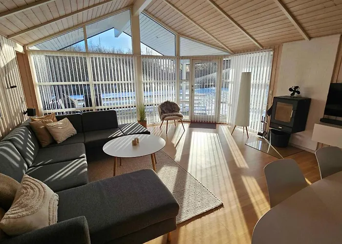 Cozy And Modern With Equipment بيت للعطل *